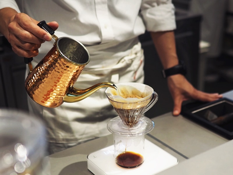 経年変化が美しい銅製のポットは、1年ほど前からOBSCURAが採用しているもの。10年間使い続けても魅力的な佇まいで、「ポットもお店といっしょに育つといいなと思っています」とオブスキュラさん。