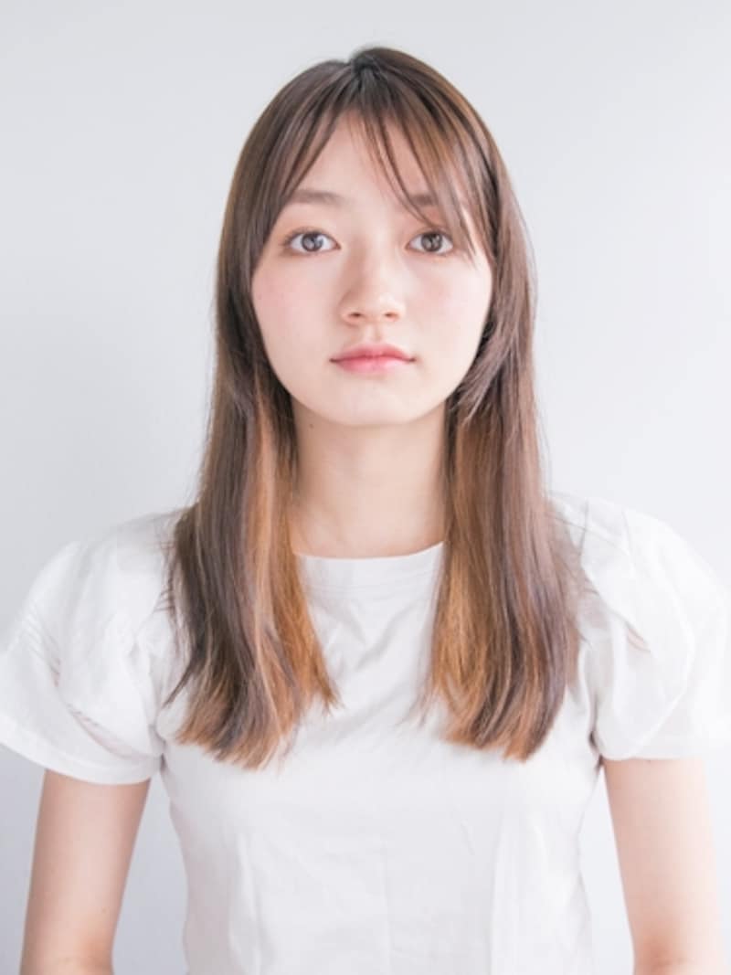 胸ラインの直毛ロングヘア