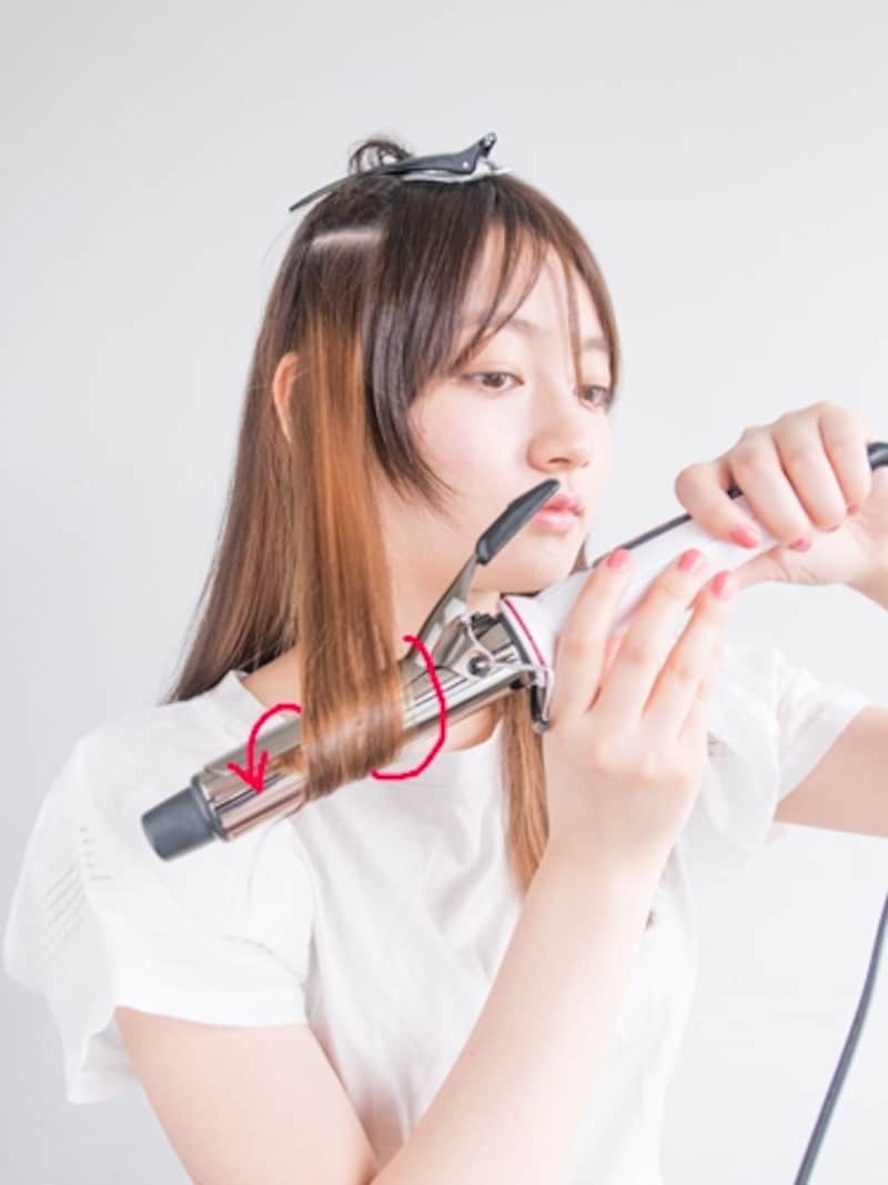 ヘアアイロンで毛先を内巻きに