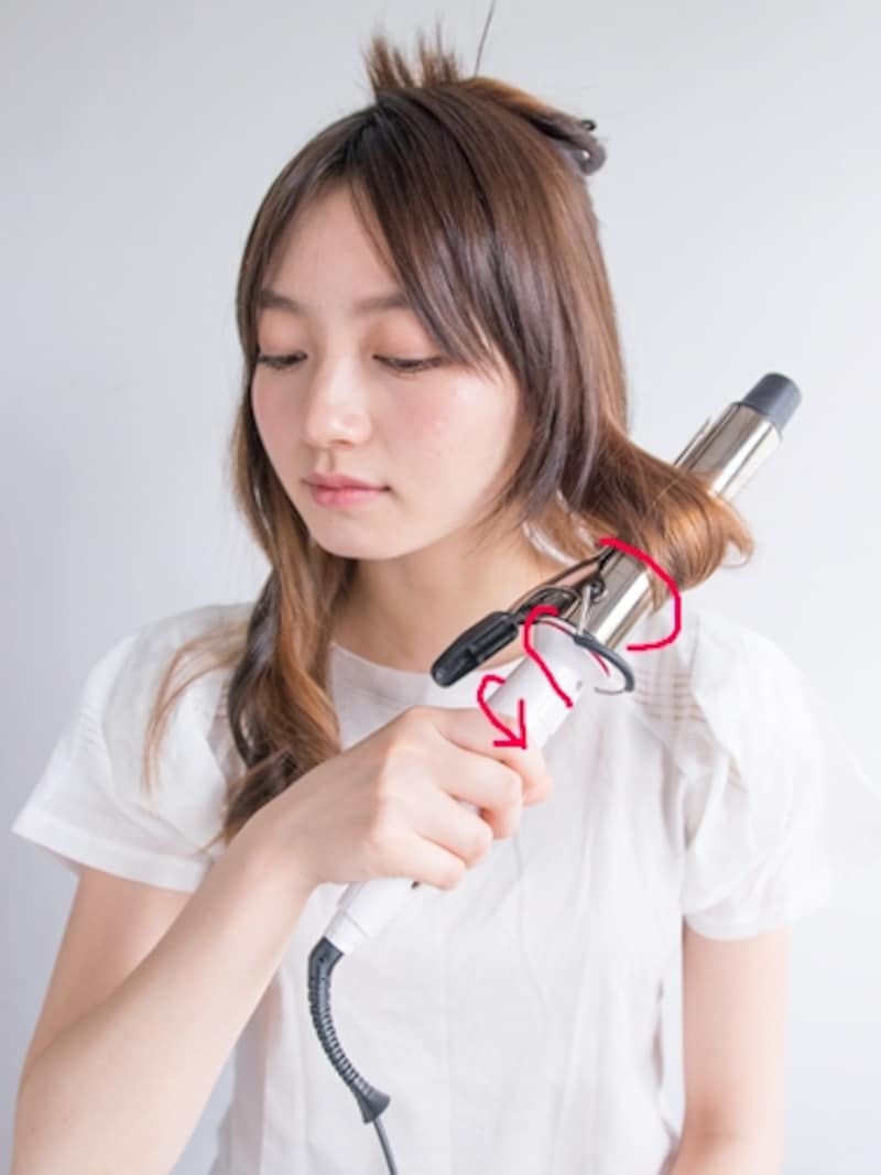 肩の前まで持ってきて内巻きに