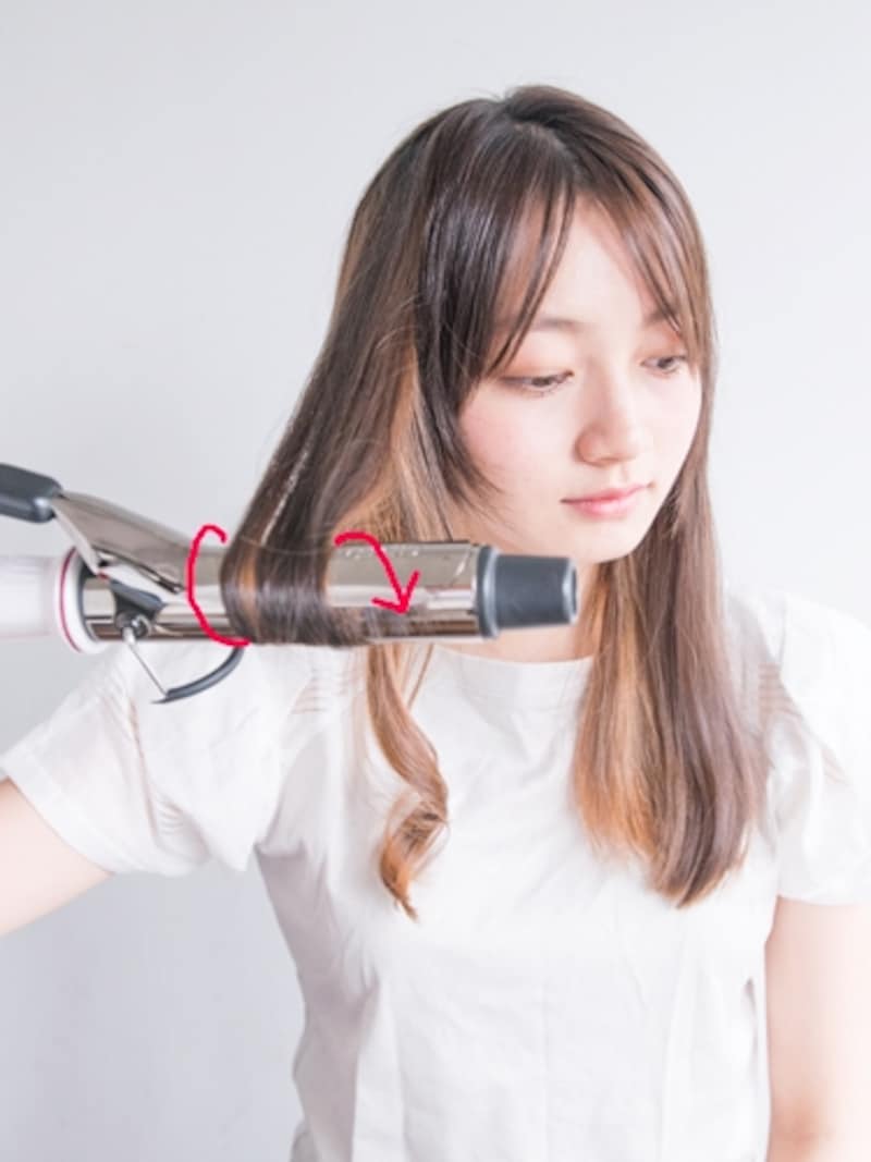 逆方向にカールして外巻きに