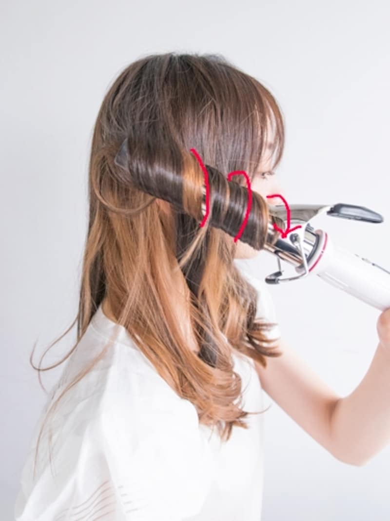 耳の前まで持ってきて外巻きに