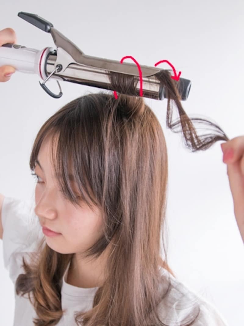 表面の髪をつまんで根元を巻く