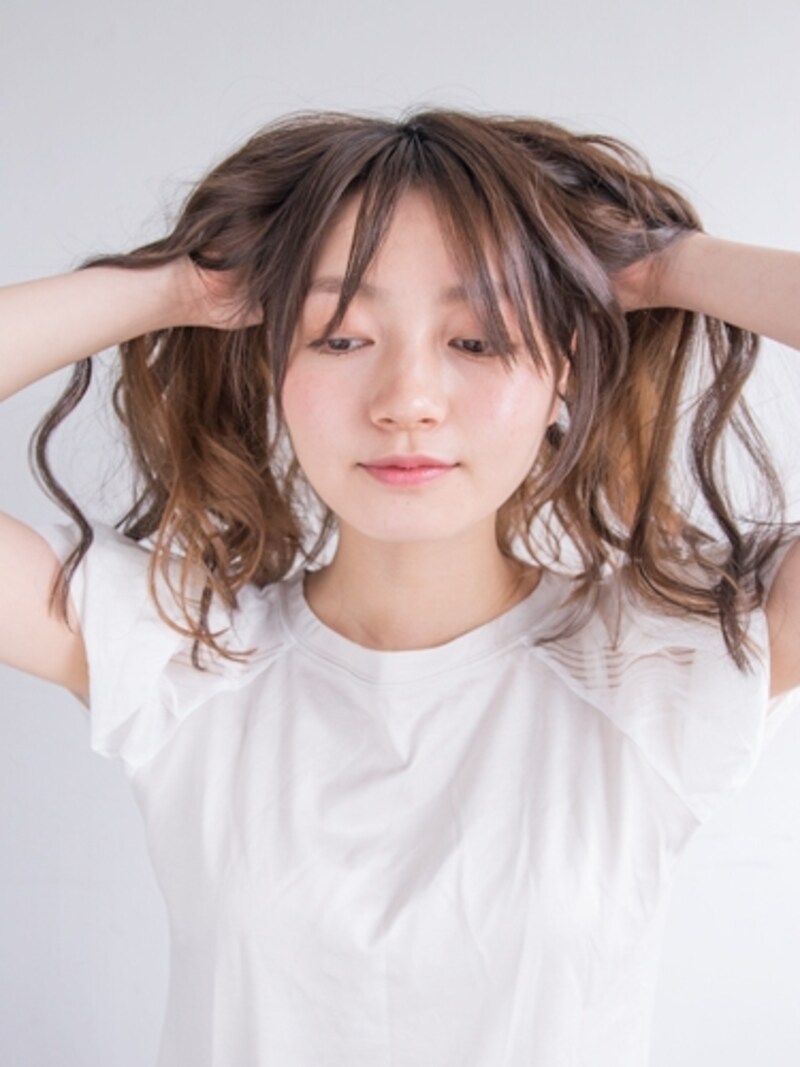 根元から毛先に空気を入れるように崩す