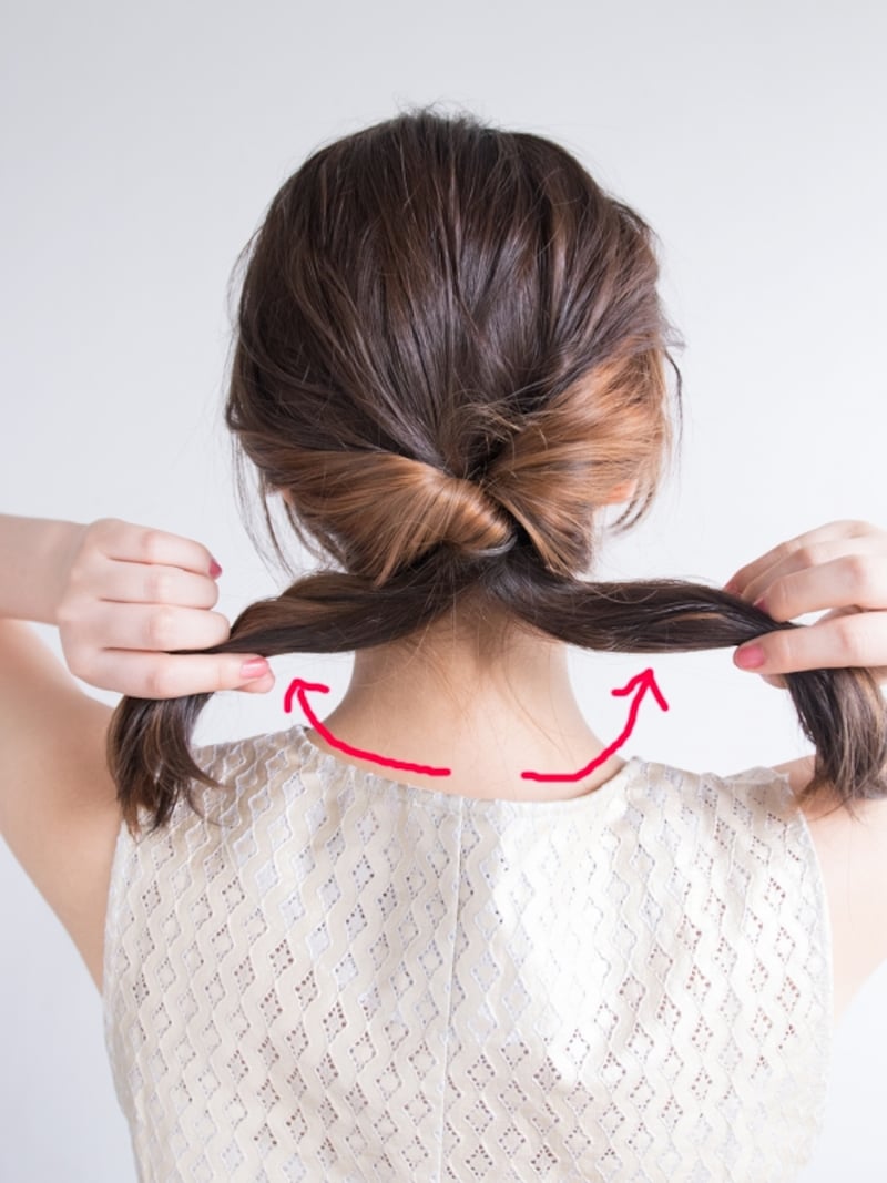 同じ毛量に分けて左右に引っ張る