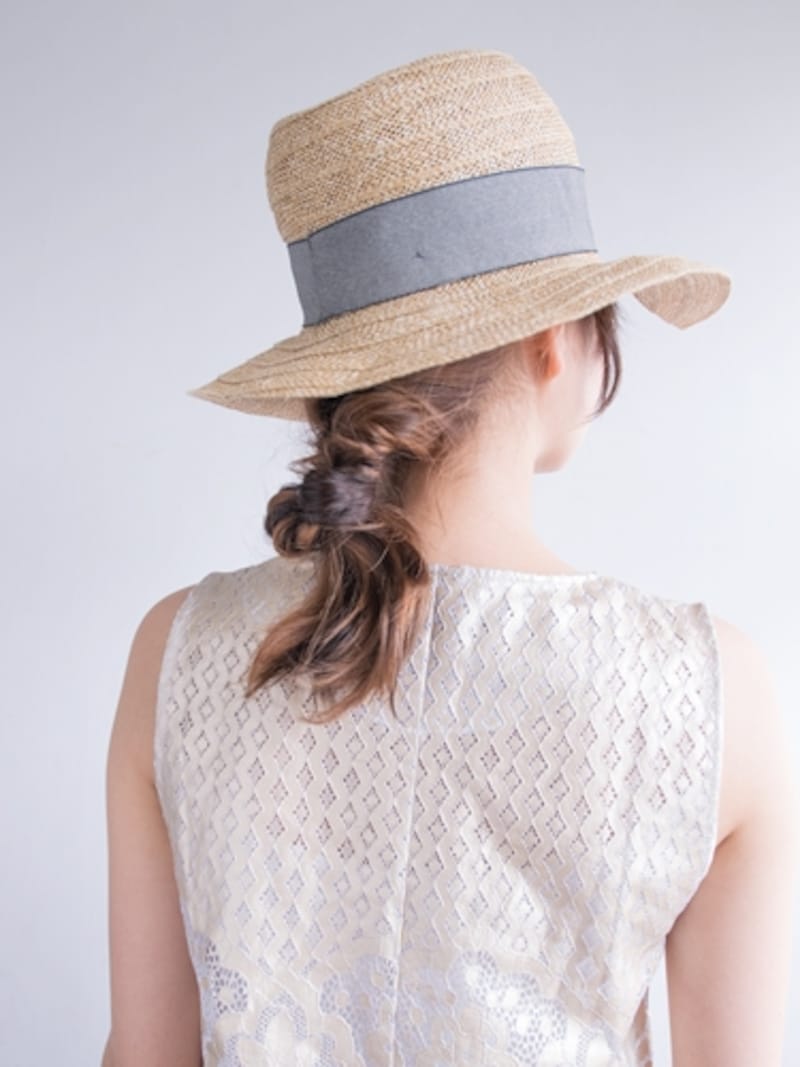 麦わら帽子に似合う簡単くるりんぱアレンジ・ロング