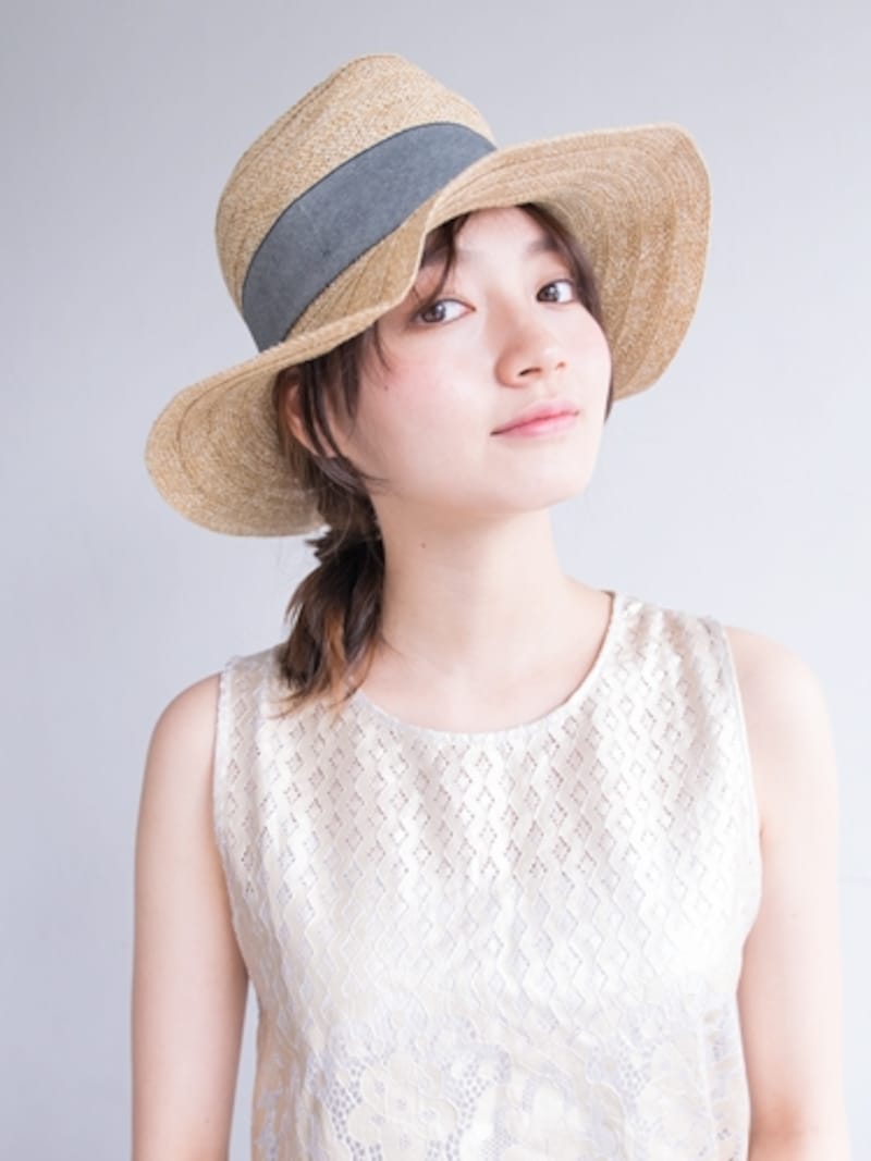 麦わら帽子に似合う簡単ヘアアレンジ