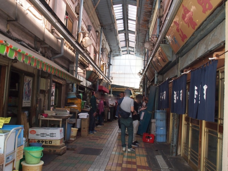 14時少し前、手前が「栄寿司」の行列。奥が「宇ち多゛」の行列