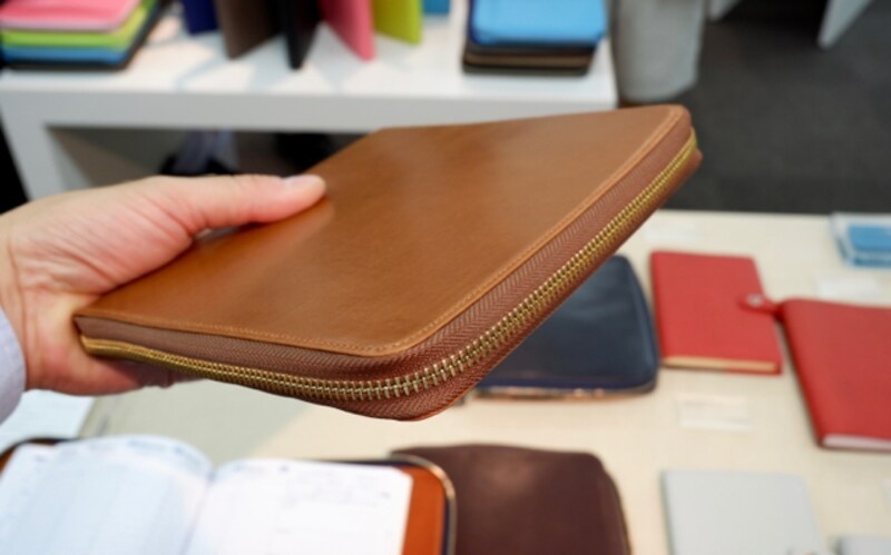 クオバディスundefinedラウンドジップ