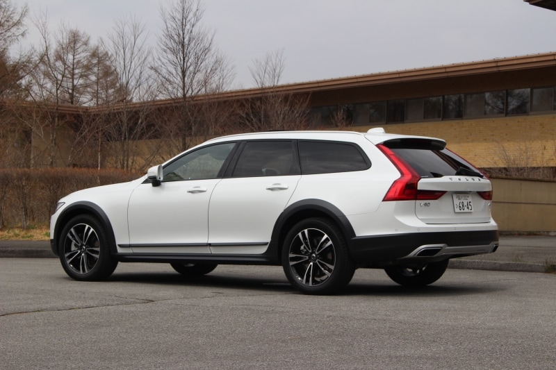 ボルボV90クロスカントリー