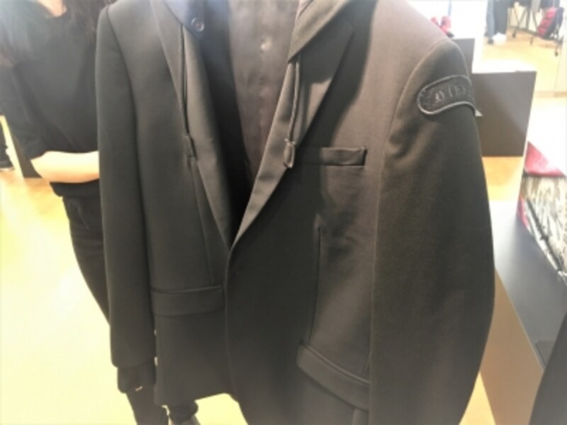 ACミラン本田圭佑選手もオフフィールドの洋服として着用していたフードがついたジャケット。