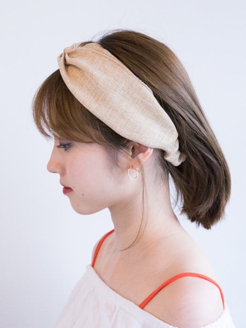 フェイスラインに後れ毛を残す