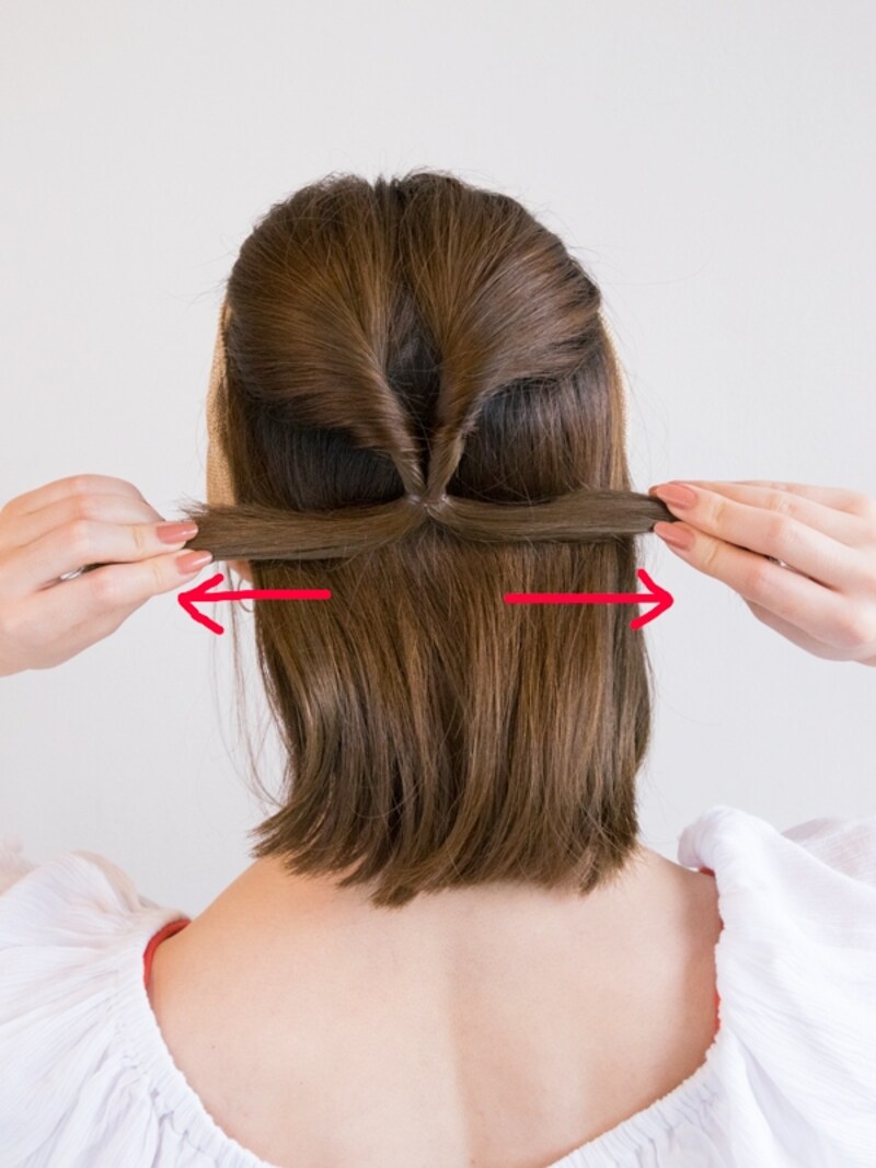 左右に引っ張ります