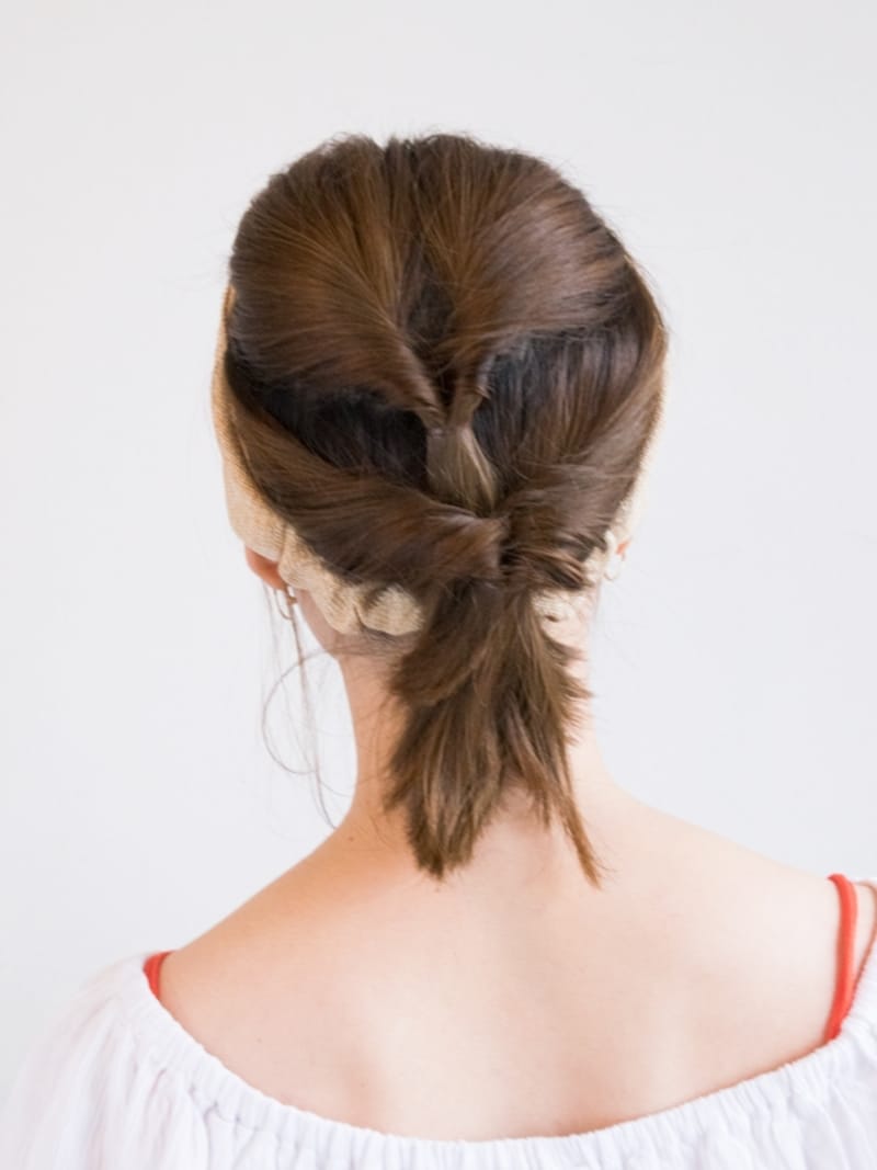 残りの髪を1つ目のくるりんぱの上に重ねて結ぶ