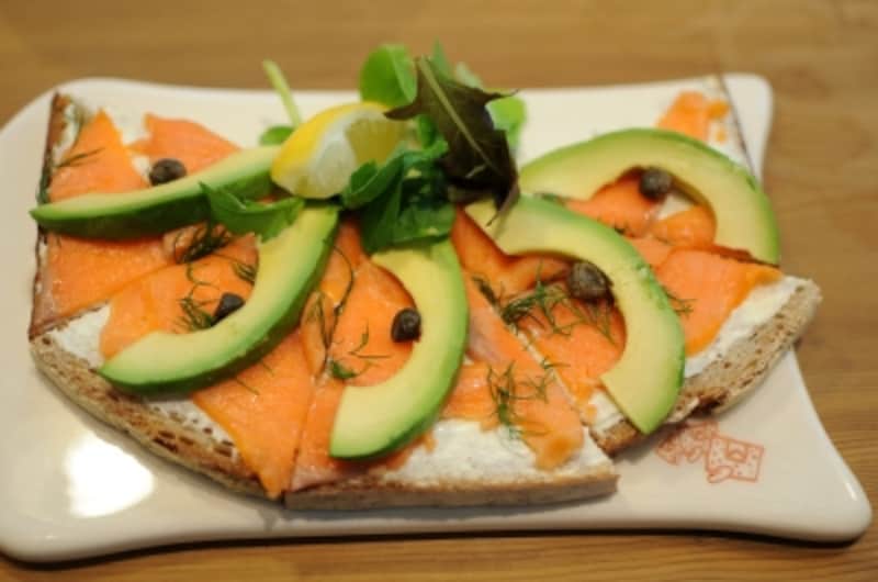 スモークサーモン＆アボカドタルティーヌ