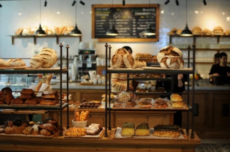 オーガニックの小麦のパンが並ぶ