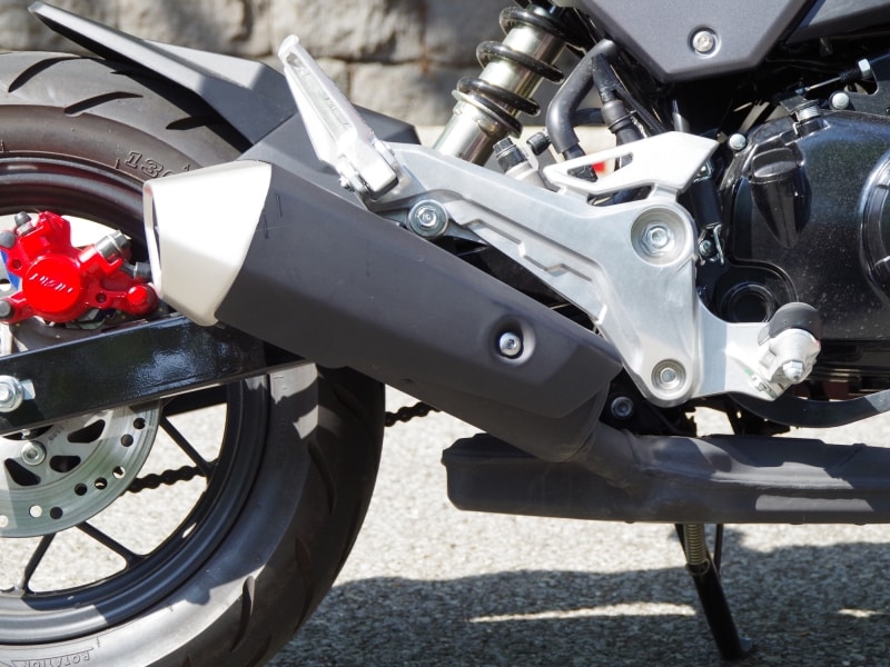 新型グロムはマフラー位置が変更された