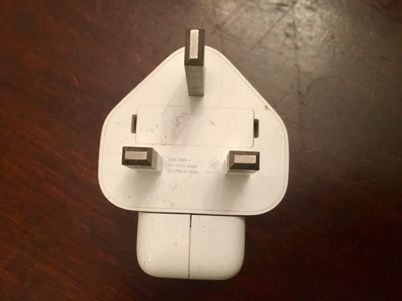 角3ピンのプラグ