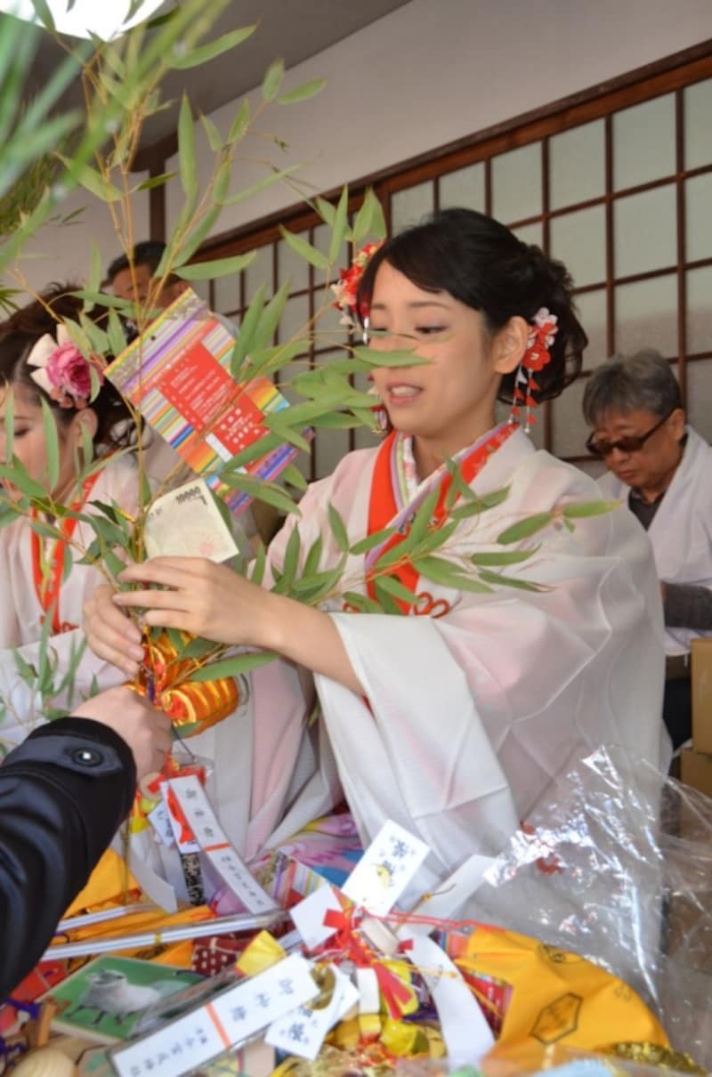 福娘に吉兆をつけてもらう