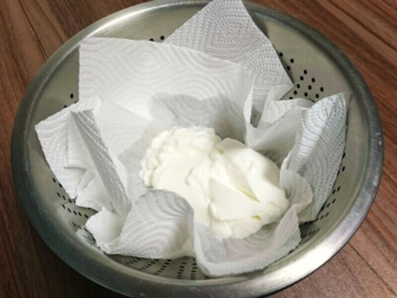 ペーパータオルも水分を吸っていきます