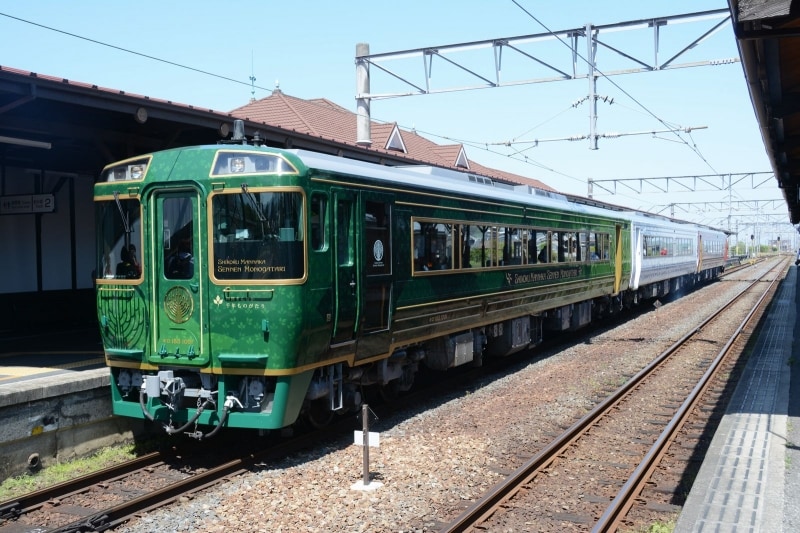 中間車両は白色