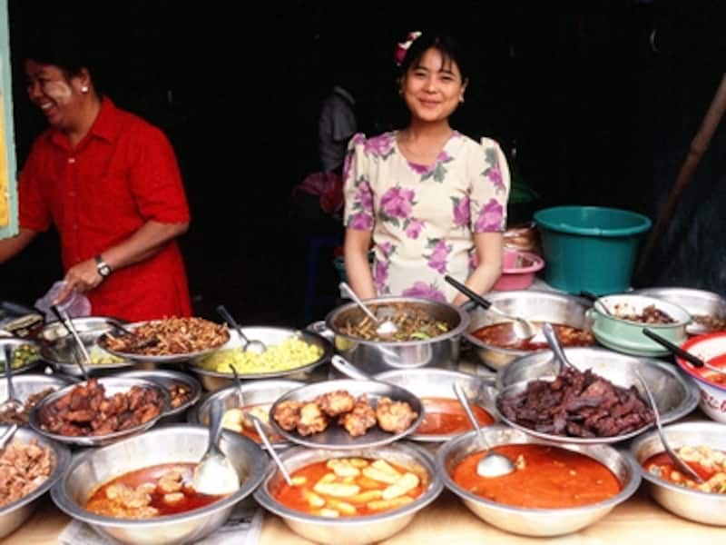 ミャンマー料理の屋台。好みの料理を選んで盛りつけてもらう(c)ASEAN-Japan Centre