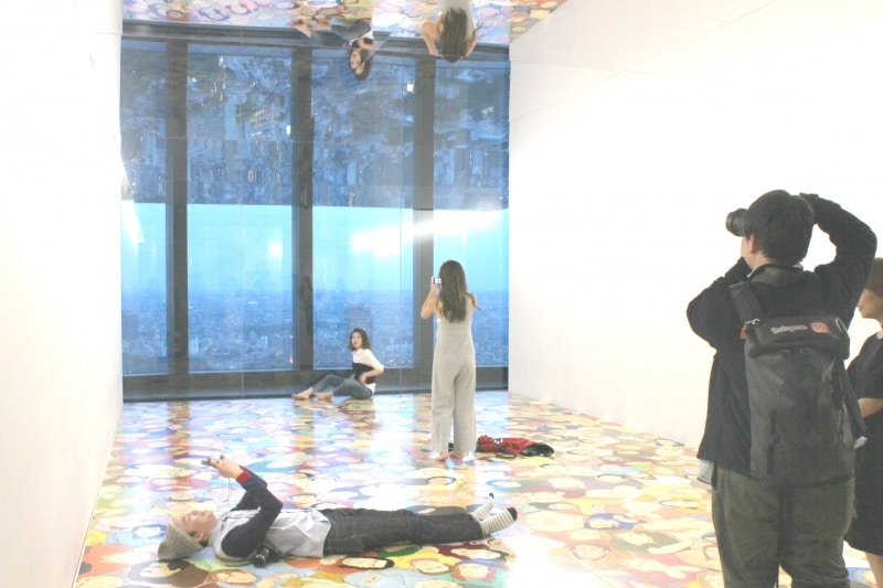 N・S・ハルシャ《空を見つめる人びと》2010/2017年で撮影する観客