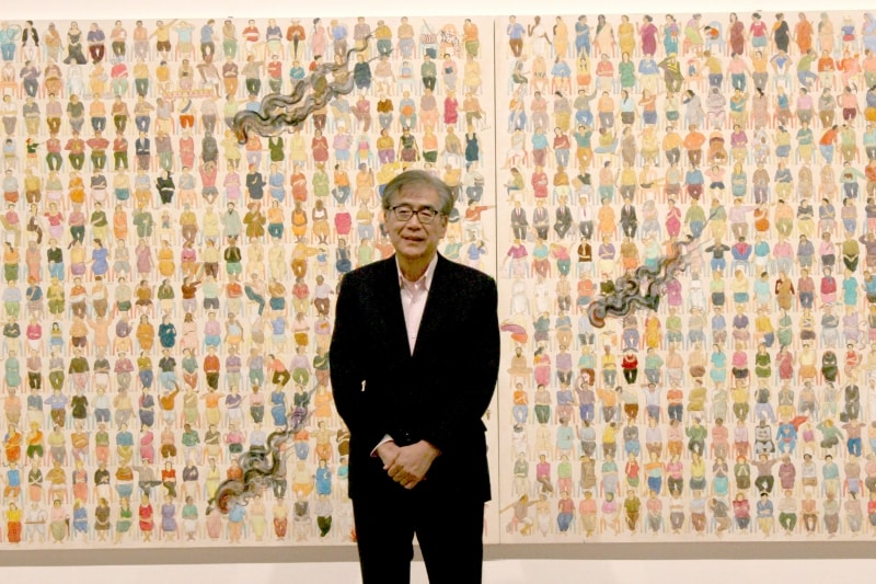 森美術館館長undefined南條史生氏（N・S・ハルシャ《ここに演説をしに来て》2008年の前で）