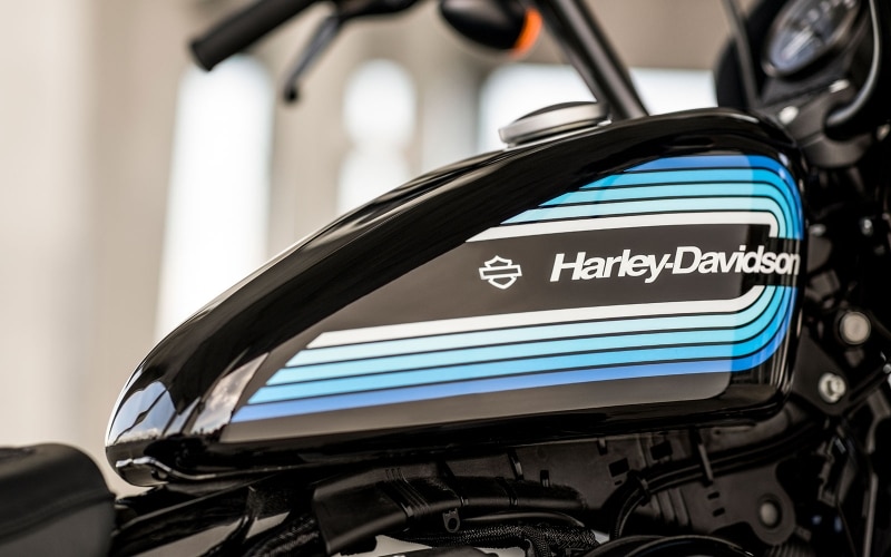 1970年代のスポーツスターモデルに見られたエインボーグラフィックを再現