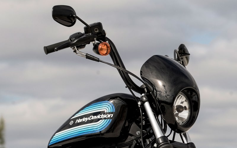 高く持ち上がったエイプハンガーがポジションとコントロールの好みを分ける