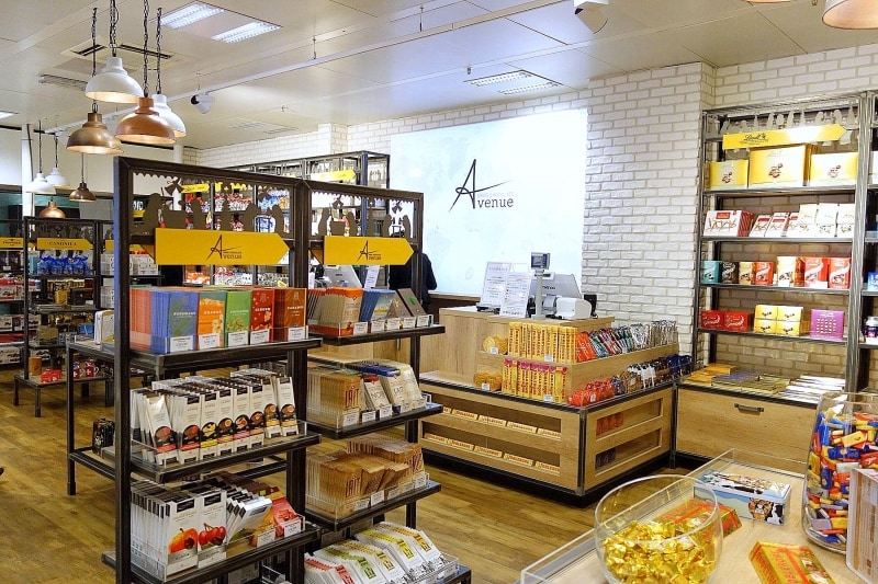 スイスのチョコレートが店内中に