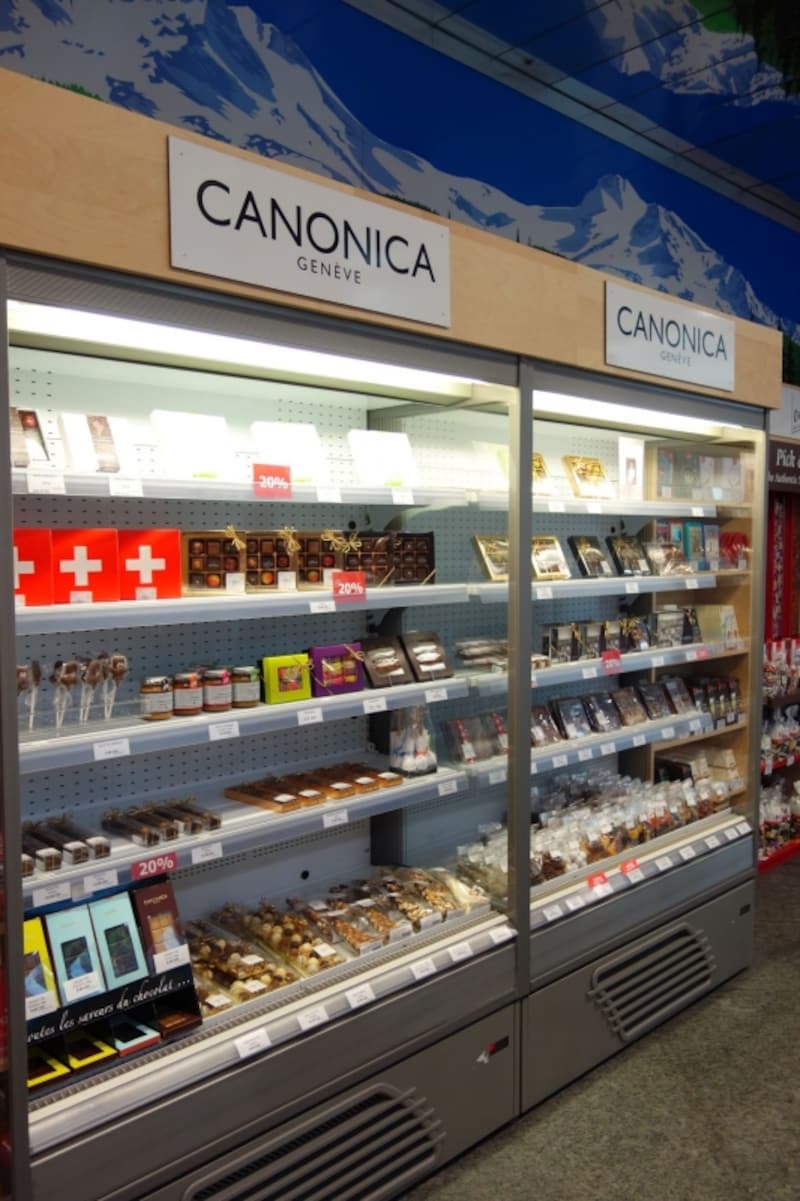 CANONICAの大きなショーケース