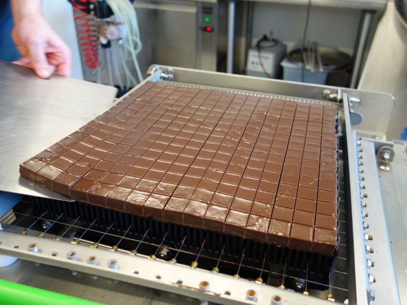 ガナッシュをギッターでカットする作業を拝見しました