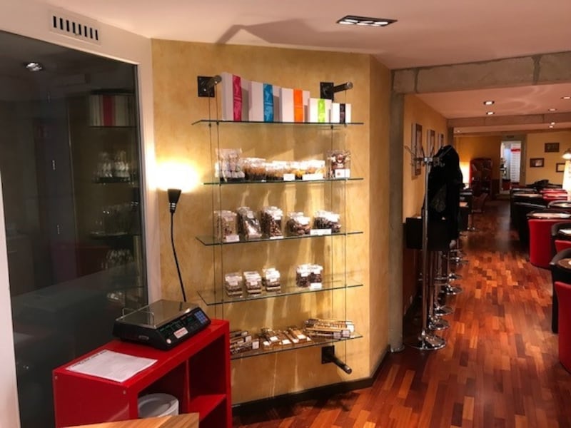 湖畔の歴史ある建築をリニューアルしています