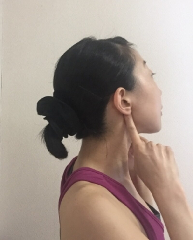 耳たぶの後ろにあるくぼみ