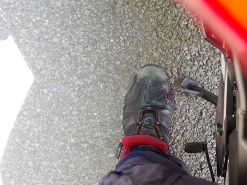 足がまっすぐおろせて足つき性はバツグン！