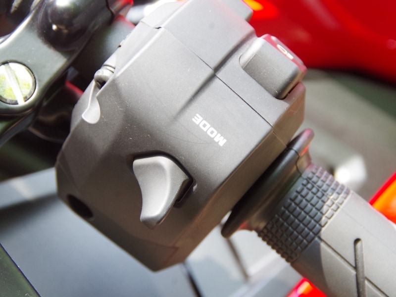 モードスイッチは左ハンドルスイッチの後ろ側