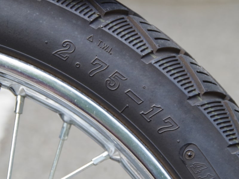 タイヤサイズは2.75-17