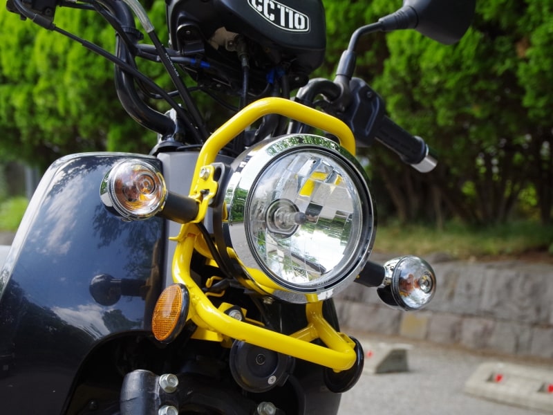 クロスカブのヘッドライトは伝統的な丸目一灯