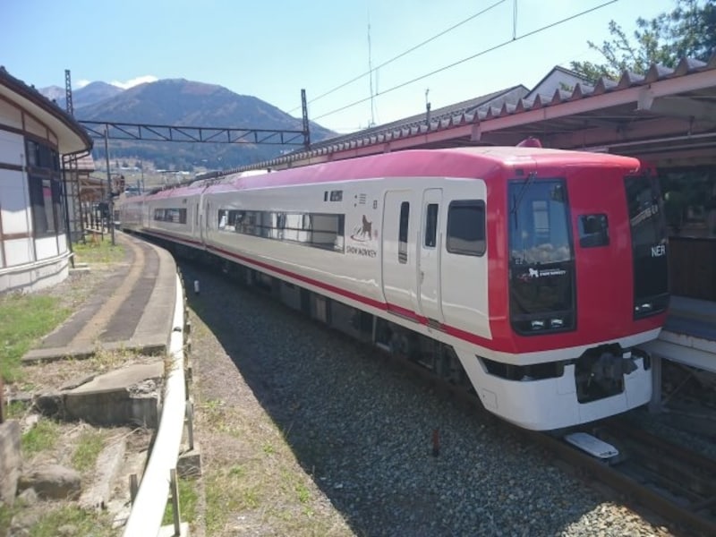 長野と湯田中を結ぶ長野電鉄の特急車両「SNOW MONKEY」
