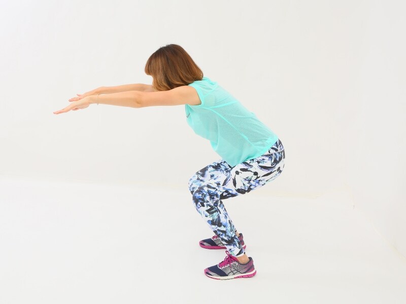 スクワットの効果は、フォームで全く変わってきます。あなたの膝は前に出過ぎたり、背中が丸まっていませんか？