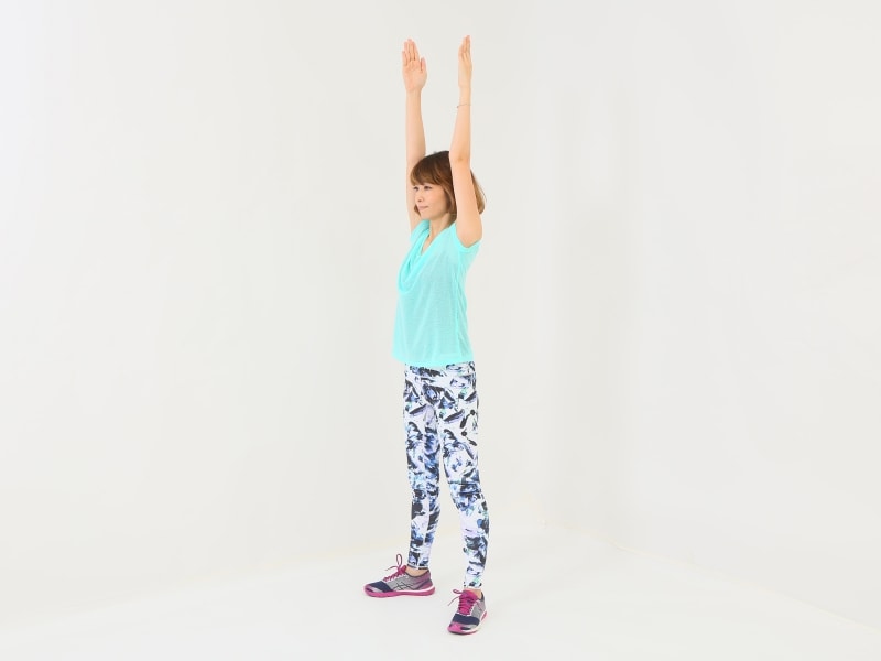 開脚体幹スクワット2undefinedノーマル体幹スクワット2undefined両手を上に伸ばす時、肩が上がり過ぎないように注意