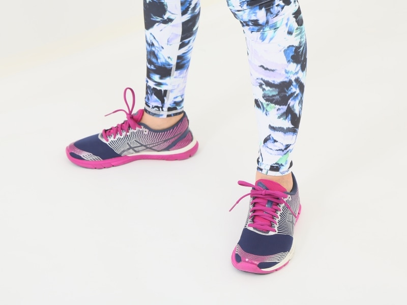 つま先は、斜めに向けましょう。