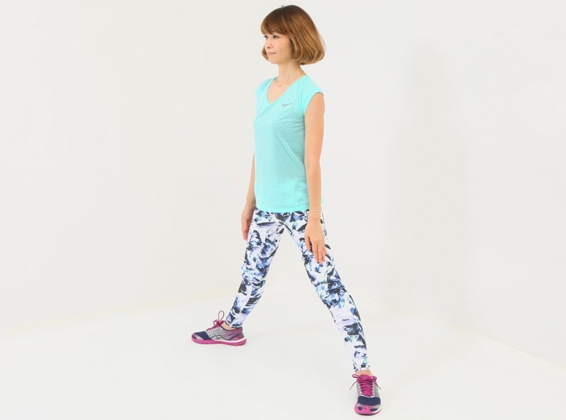 スモウ体幹スクワット1undefined足は1.5ｍほど大きく開きます