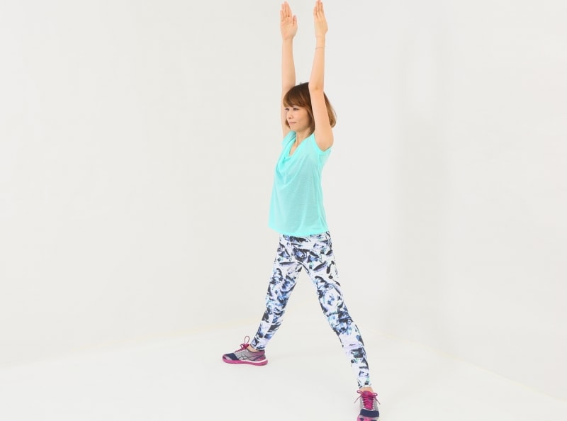 スモウ体幹スクワット2undefined両手を上に伸ばす時、肩が上がり過ぎないように注意