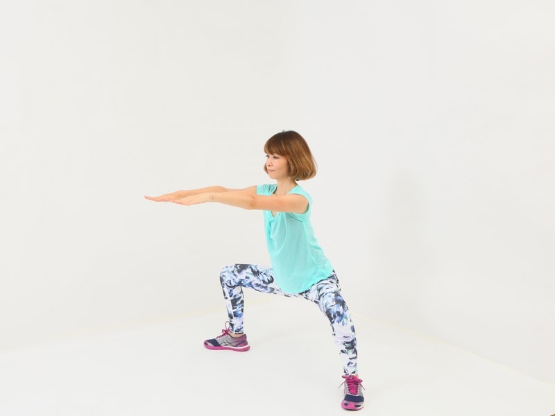 スモウ体幹スクワット3undefined膝が90度曲がるように腰を深くおろします。