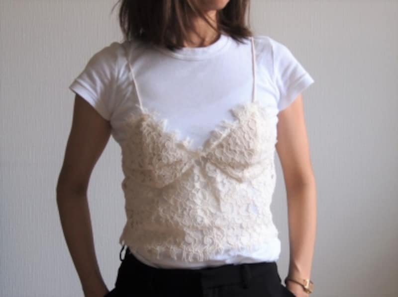 首の詰まったクルーネックでランジェリー感を中和