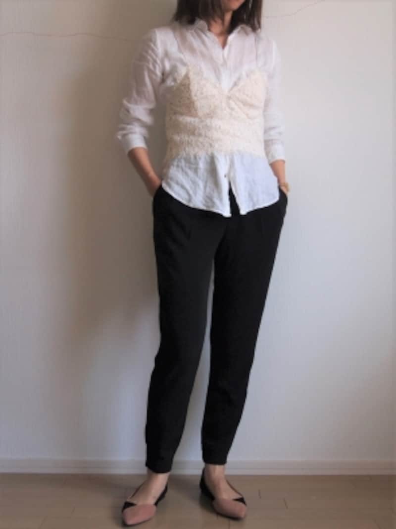 シャツをキャミソールでコルセットのように絞るシルエットが◎