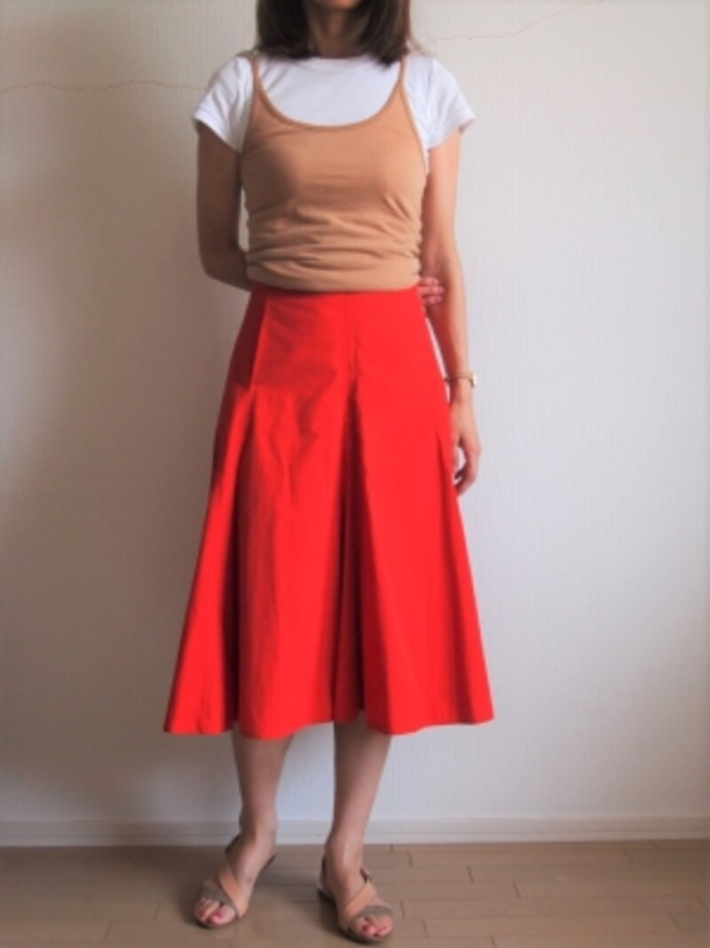 白Ｔ＆ベージュキャミのトップスならどんなカラーのボトムでも合う