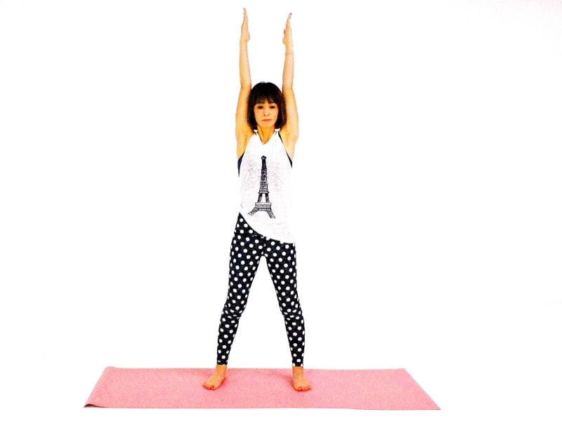 スイングエクササイズ1undefined姿勢を正し、両手を天井方向に伸ばす